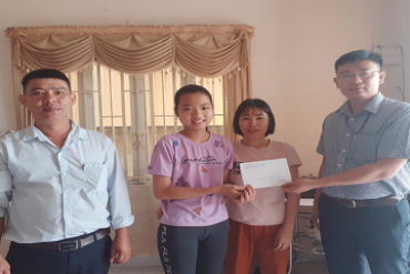 Hỗ trợ học bổng Vingroup cho học sinh tại xã Phú Thạnh
